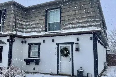 Image de Centrally-located Broadmoor Cottage Mountain Home.