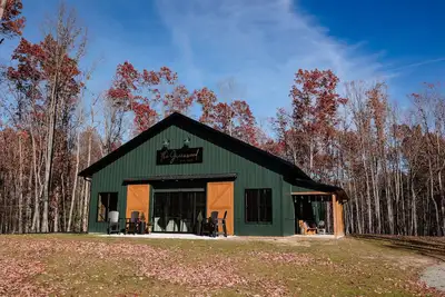 Image de The Greenwood, a modern barndominium. Cozy, spacious, and private