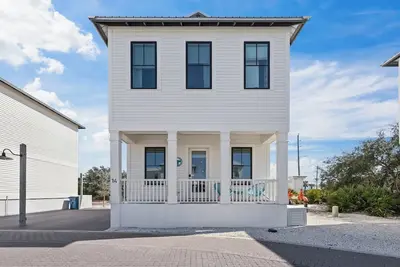 Image de Ben's Beach Bungalow: A Pet-friendly, Designer Cottage Steps from the Beach