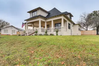 Image de 1/2 Mi to Downtown Shops: Brenham Home w/ Fire Pit