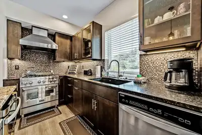 Image de Beautiful apartments with fireplace, partial ocean views, washer/dryer, grill