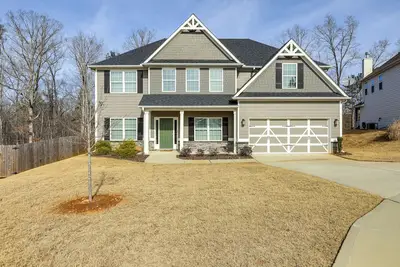 Image de Patio w\/ Fireplace: Spacious Sharpsburg Home!