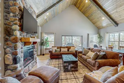 Image de Newly built home w/ fireplace, big patio, arcade games, indoor & outdoor pools