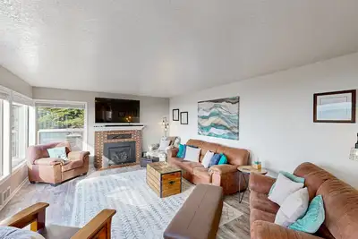Image de Spacious home with stunning ocean views, hot tub, shuffleboard, air hockey, WiFi