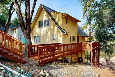 Image de Serene home with spacious deck, fireplace, loft, nearby amenities, dog friendly