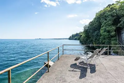 Image de Appartement 'Perla Azzurra Mit Seezugang' avec vue sur le lac, Wi-Fi et climatisation