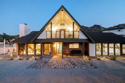 Image de Perched Mountain Home with a Hot Tub + City Views