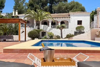 Image de Villa Mirasol à Benissa – Maison pour 9 personnes avec piscine privée, vue sur la montagne et jardin