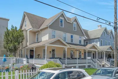 Image de 20 Grover's Ocean, spacious 5 bedroom home with central Ac, 1 block to beach!