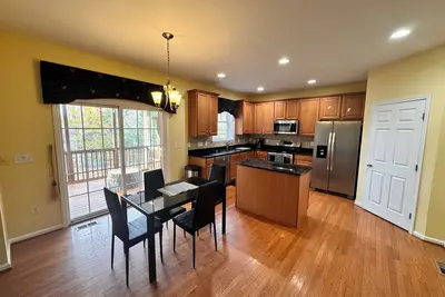 Image de Cozy Haven in pleasant Holly Springs with jacuzzi, fireplace & outdoor firepit