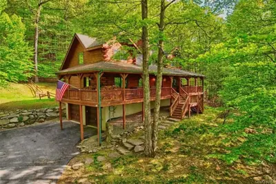 Spacious Log Home in Warwick \"The Gretzky House\"