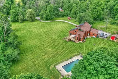 The Hilltop • Fenced 8-Acre Dog-Friendly Retreat