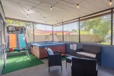 Image de jacuzzi & games + close to dwtn, disney, & parks!