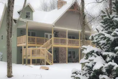 Image de Pine Crest Lodge, Private 8br Home with Large Yard, Dual Fireplace, & Hot Tub