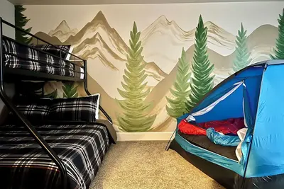 Image de The Great Indoors! King, Bunk, Tent & S'mores!