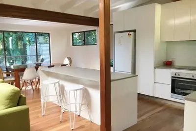 Image de Amaroo means \"beautiful place\", a cottage in tropical surrounds, close to beach.