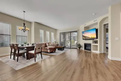 Image de Ground Floor Poolside Condo! Trails, Bikes Ahwatukee. 30 Nights Min.