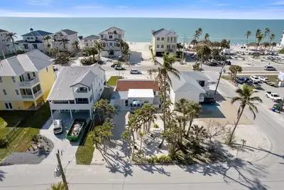 Image de New! Walk to the Beach | 2-Bedroom Tropical Oasis | Sleeps 6