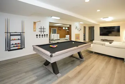 Image de Close to Downtown/Umass Walk-Out Basement Condo with game room & big backyard!