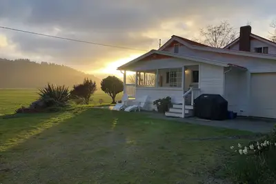 Image de 🌲3-Bedroom Coastal Farmhouse, Bbq, Games, Bikes - modern touch meets farmhouse decor 🏡🐄