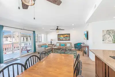 Image de A Newport Beach Standout! | Roomy Interior w/ Ocean View | Cool, Beachy Details | Walk to it All!