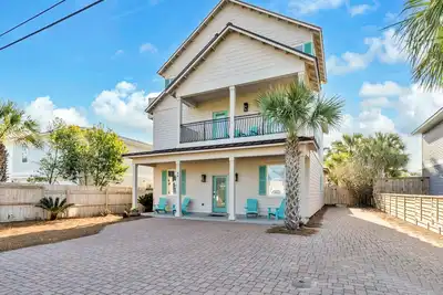 Image de Don't Worry, Beach Happy | Short Walk to the Shore | Private Pool & Courtyard with Seating | Beachy & Fun Design
