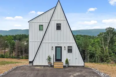 Image de New Nordic Nest | Gorgeous A-frame Cabin | Hot Tub + Views!