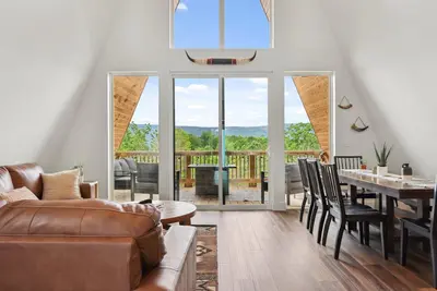 Image de New Buffalo Bluff | A-frame Cabin | Mtn Views! Sleeps 10