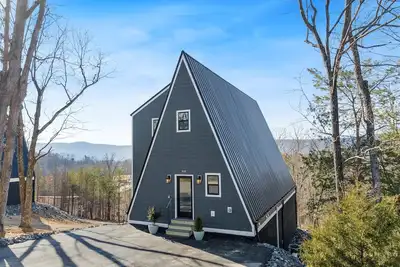 Image de New Hunters Ridge | A-Frame Cabin On the Bluff | Hot Tub
