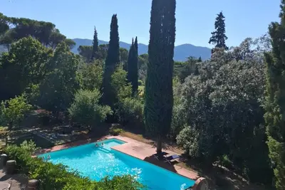 Image de Tuscan countryside with swimming pool and tennis court