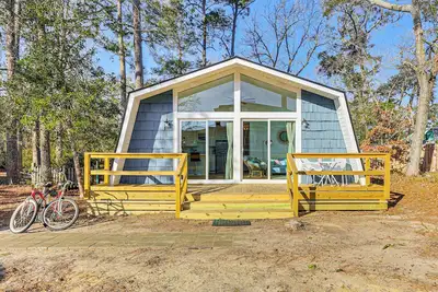 Image de Boat, Fish & Bike: Oak Island Home w/ Large Yard