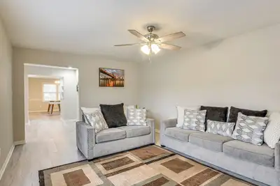 Image de 3 Mi to Dtwn Fayetteville: Home w/ Pool Table