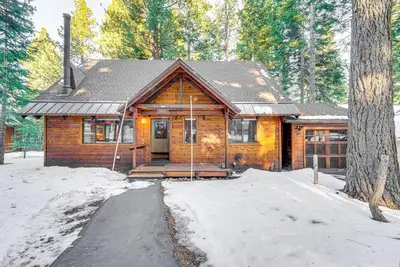 Image de 3 Mi to Skiing: Retreat w\/ Deck in Tahoe Donner!