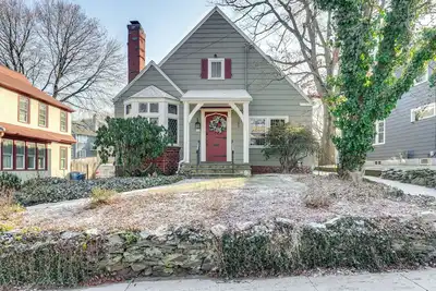 Image de 3 Mi to Dtwn: Gem w/ Patio & Fire Pit in New Haven