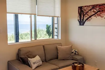 Image de Modern studio - Stunning ocean views, A/C, WiFi, peaceful Lantzville
