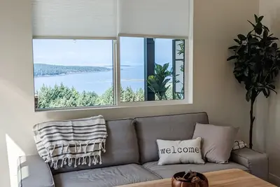 Image de Charming & modern corner suite - lovely ocean views in peaceful Lantzville