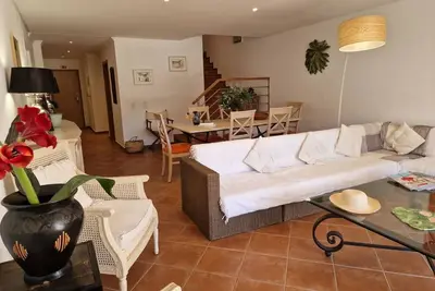Image de Merveilleuse maison de vacances privée pour 6 personnes avec Wifi, piscine, Tv et patio