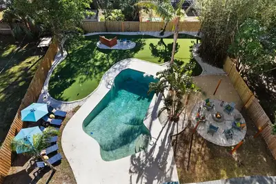 Image de 5 Min to Beach~Sleeps 12~ Heated Pool~Golf~4 Br