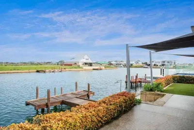 Image de Canal Waters relax and enjoy even bring the boat to the back door