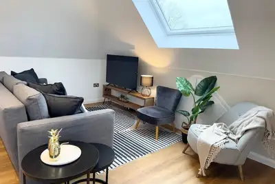 Image de Contemporary 2-Bed Penthouse in a central location, perfect for business or leisure. Enjoy modern interiors, fast Wi-Fi, and all the comforts of home in a sleek, city stay.