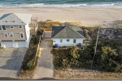 Image de \"Sea Biscuit\" - Charming Updated Oceanfront Cottage
