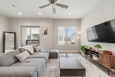 Image de New Luxury Home • King Bed • Garage