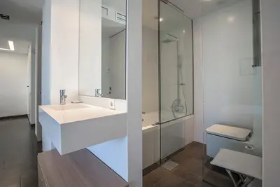 Image de Apartment Design 1 Line Beach With Swimming Pool, Tennis Court And Garage.