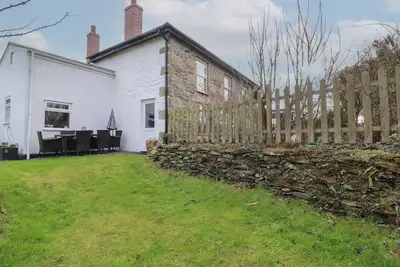 Bramble Cottage, pet friendly, with a garden in Connor Downs
