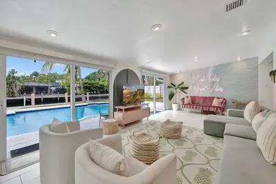 Image de Poolside Paradise – Dock & Pool!