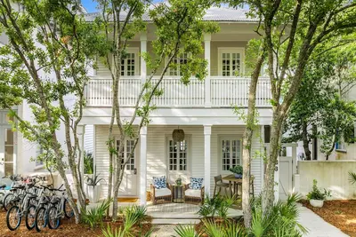 Image de Hazel's Cottage and Carriage House - Luxury, Private Pool, BIkes