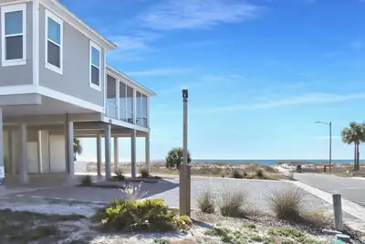 Image de 🌊Beach View-2 Beachfront Screened Decks-4br-Windchimes🌊