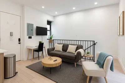 Image de 170-G 3br Duplex with Private Yard in E Village
