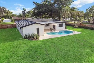 Image de Modern 3br Oasis w/ Pool – Luxe Living Near Beaches & Attractions!