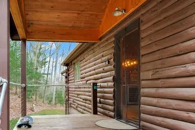 Image de Hidden Cabin Retreat with Hot Tub in Lost City, Wv